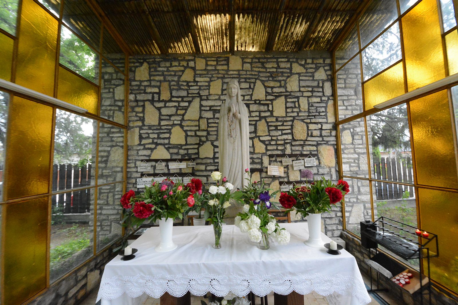 Fatimai Szűz Mária napja - nevére szentelték Székesfehérváron a Szárazréti templomot